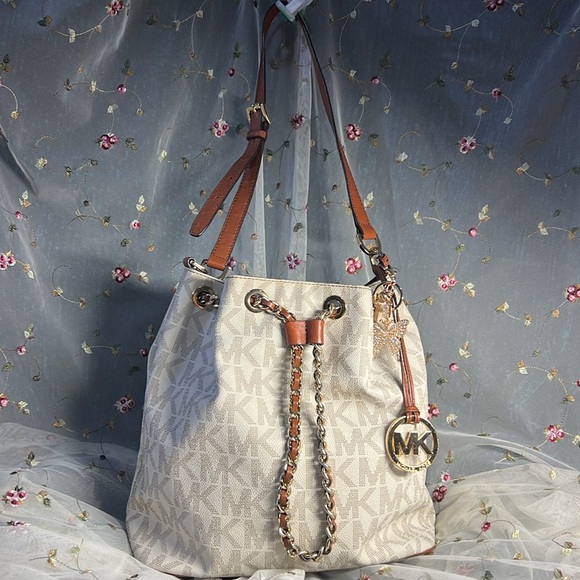 Michael Kors Frankie Bucket Bag - Picture 9 of 17